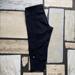 Lululemon Athletica 8 black run crops Capri pants